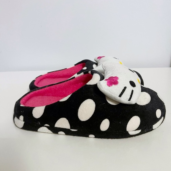 Hello Kitty Slippers with Polka Dot Patterns - Picture 2 of 4